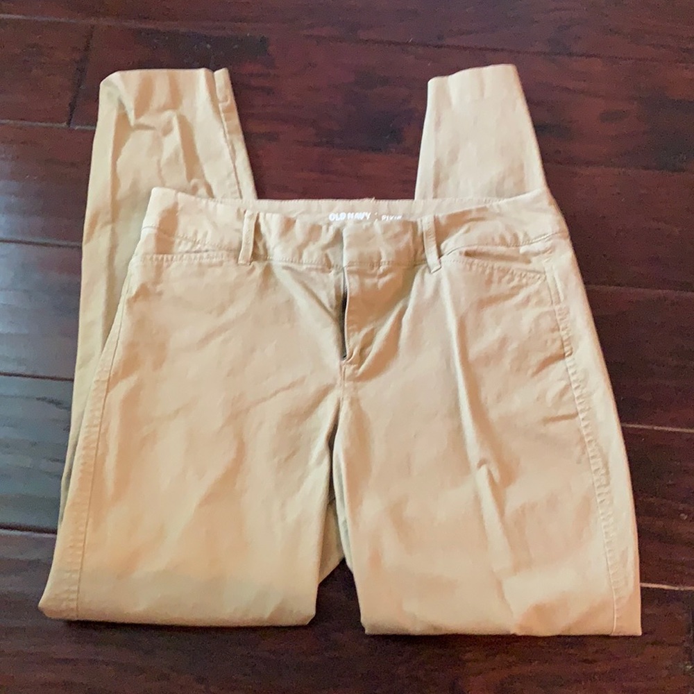 Old navy pixie length khakis, size 4.